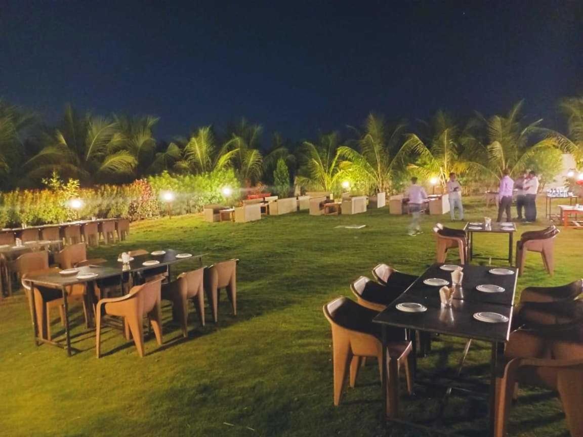 Oyo 81018 Moonlight Farm Stays Solapur Bagian luar foto