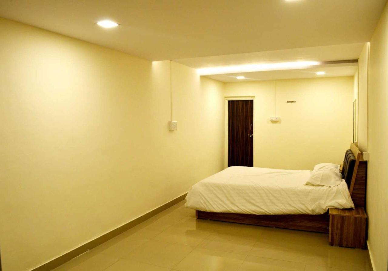 Oyo 81018 Moonlight Farm Stays Solapur Bagian luar foto