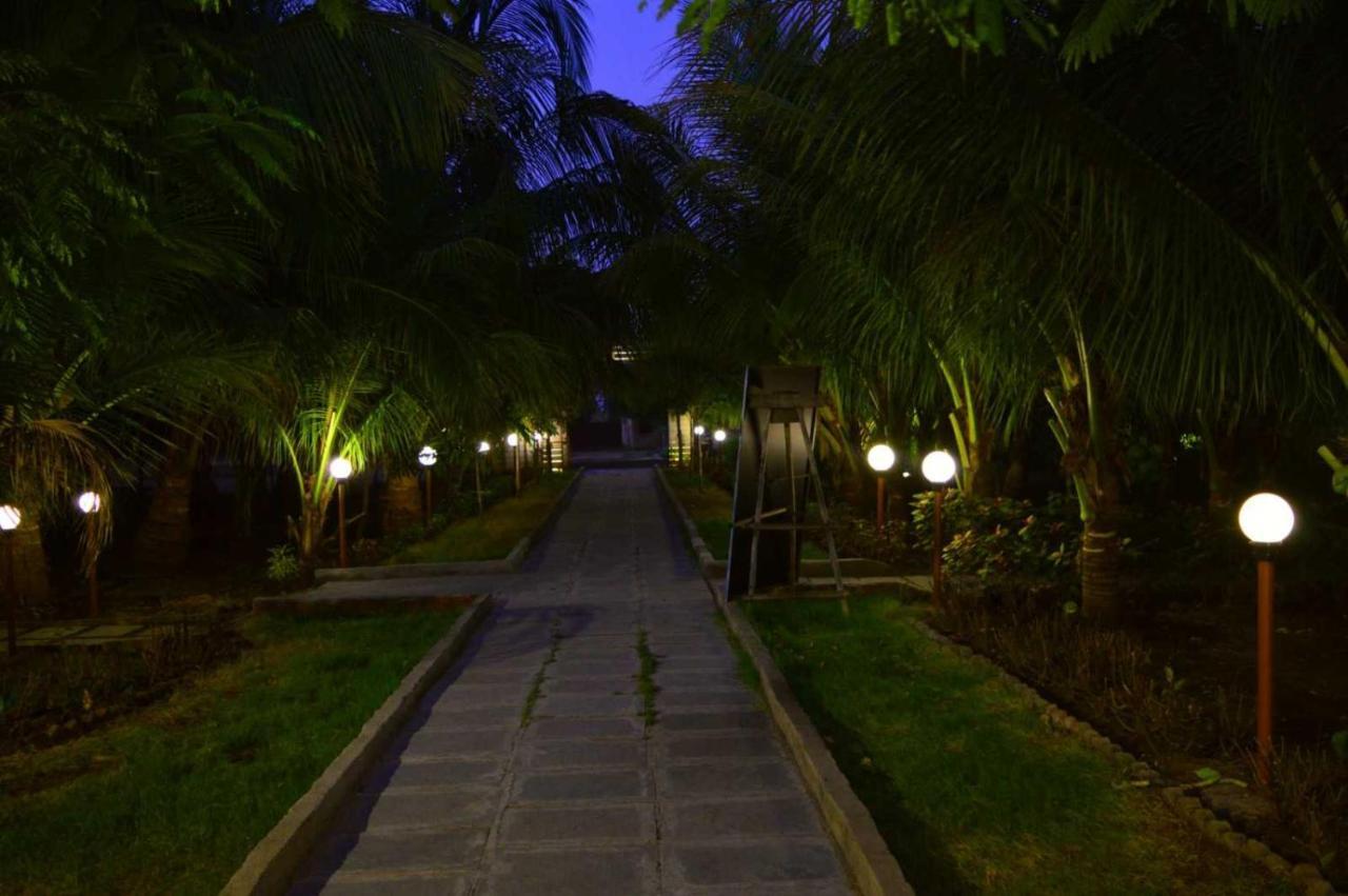 Oyo 81018 Moonlight Farm Stays Solapur Bagian luar foto
