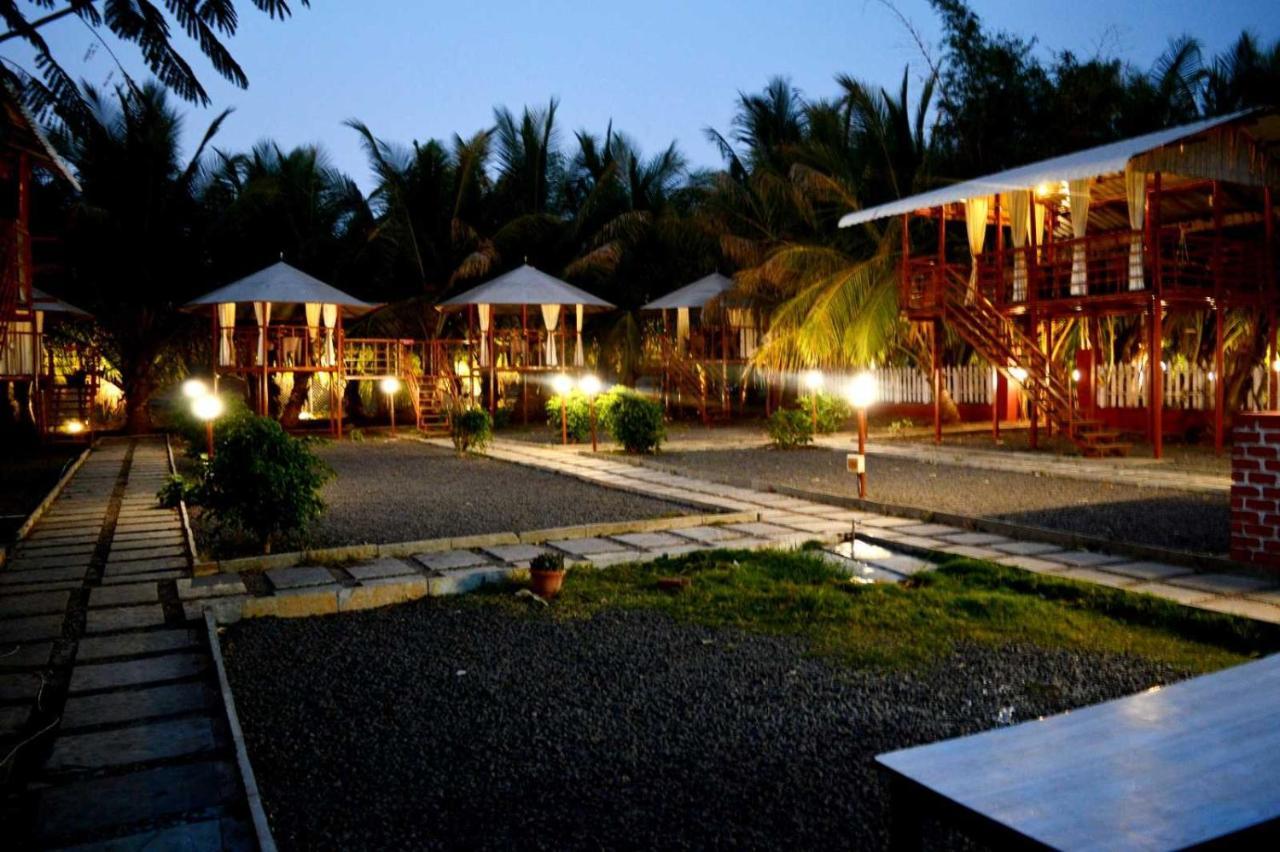 Oyo 81018 Moonlight Farm Stays Solapur Bagian luar foto